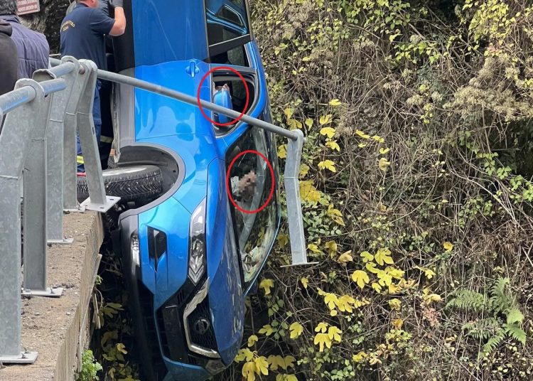 Δημητσάνα: Τροχαίο με ΙΧ που κρεμάστηκε στον αέρα σε γεφύρι