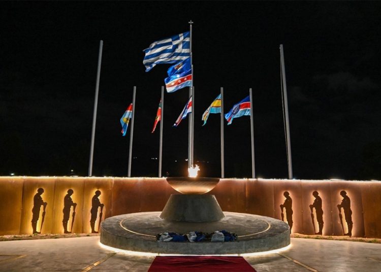 Μνημείο των Αθανάτων του Έθνους: Άναψε η φλόγα για 121.692 πεσόντες στα πεδία των μαχών – Δείτε φωτογραφίες