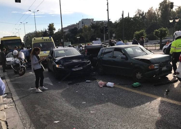 Θεσσαλονίκη: Kαραμπόλα 10 οχημάτων με 3 τραυματίες