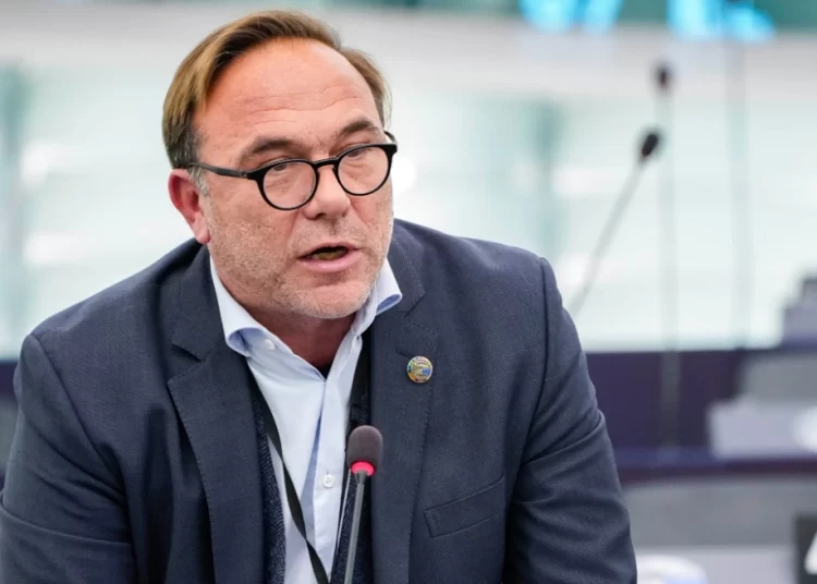 Πέτρος Κόκκαλης: Ανακοίνωσε ότι αποχωρεί από την ευρωομάδα του ΣΥΡΙΖΑ