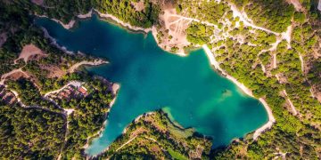 Τσιβλού, η λίμνη με το «θαμμένο χωριό» στα νερά της