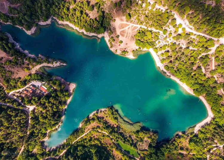 Τσιβλού, η λίμνη με το «θαμμένο χωριό» στα νερά της