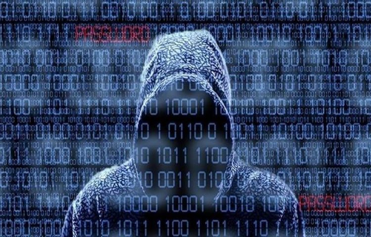 Θρίλερ στη Πάτρα με χάκερ που κυνηγούν οι ΗΠΑ