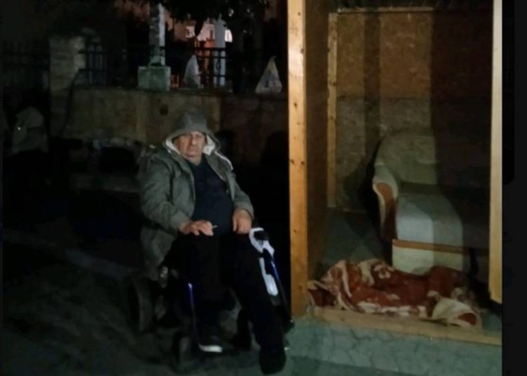 Ελλάδα: Εικόνες ντροπής με 82χρονο σε ξύλινη παράγκα μετά από έξωση