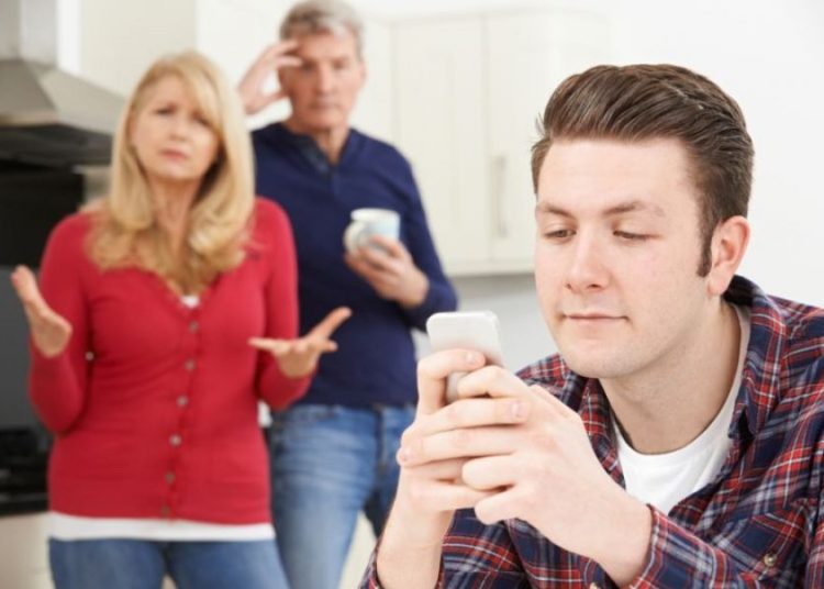 Eurostat: 7 στους 10 Έλληνες μέχρι 34 ετών ζουν με τους γονείς