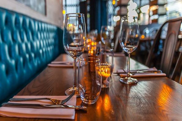 Επαγγελματίες εστίασης: «Βράζουν» για την αύξηση ΦΠΑ, απειλούν να μην σερβίρουν αναψυκτικά και μη αλκοολούχα