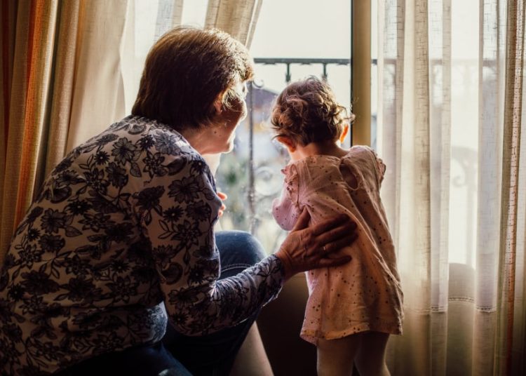 Κρατικό μηνιάτικο 500 ευρώ σε παππούδες και γιαγιάδες για να κρατάνε τα εγγόνια τους