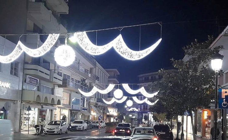 ΠΥΡΓΟΣ: Εορταστικά φωτίζεται η πόλη (φωτο)