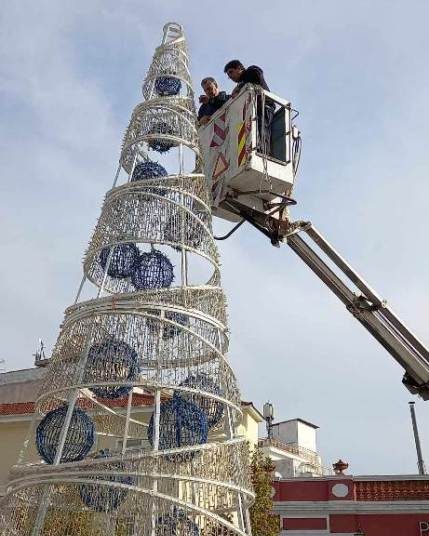 ΠΥΡΓΟΣ: Η ιστορία ενός “μεταφερόμενου” από το 2015 Χριστουγεννιάτικου Δένδρου