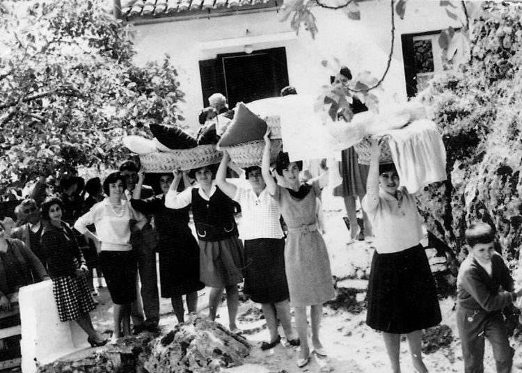 Οδοιπορικό στην Ηλεία του Χθες και του Σήμερα – Ο παραδοσιακός γάμος Κεφάλαιο 11ο: Μεταφορά των προικιών στο σπίτι του γαμπρού