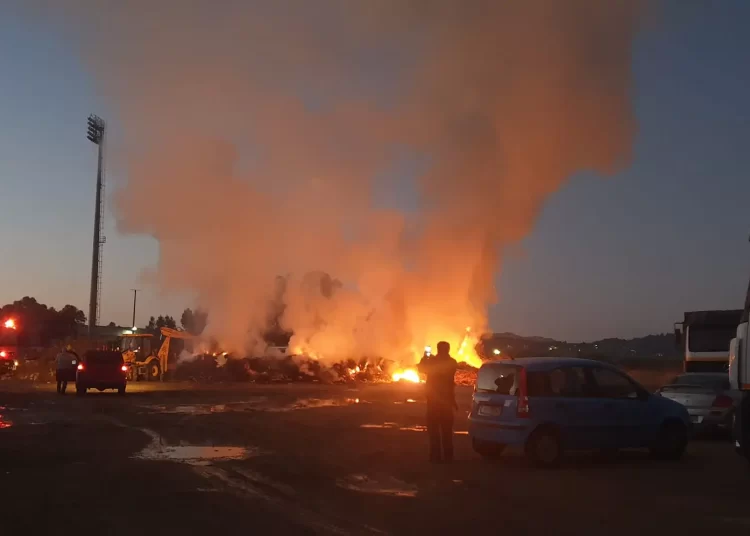 Πύργος: Πυρκαγιά σε σκουπίδια δίπλα από το εθνικό στάδιο. Τοξικοί καπνοί κάλυψαν την πόλη. Ερωτήματα
