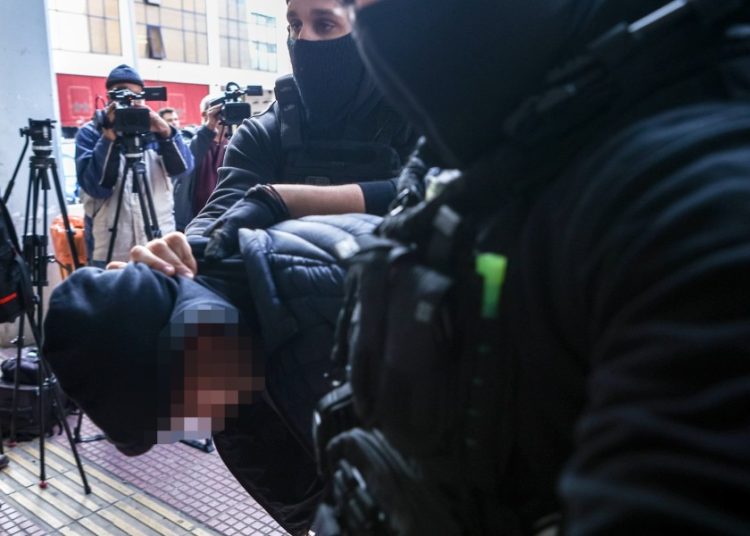 Δεν λειτουργούν ζωτικά όργανα του 31χρονου αστυνομικού-Βρήκαν πυρίτιδα στον 18χρονο