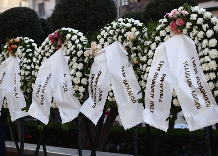 Κηδεύτηκε ο 31χρονος αστυνομικός που σκοτώθηκε με φωτοβολίδα