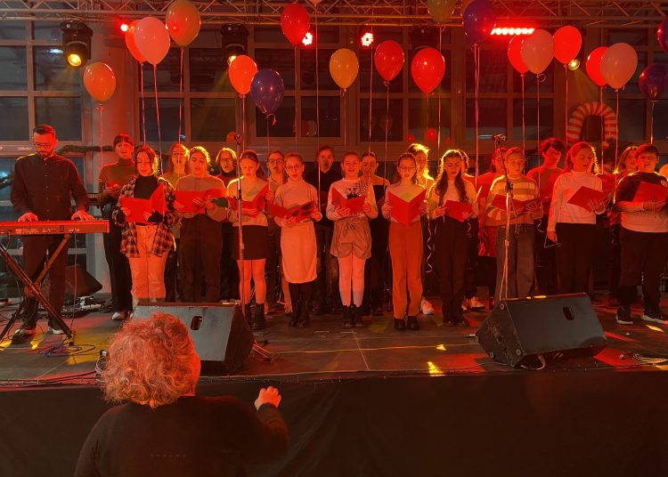 2ο Γυμνάσιο Πύργου: Εντυπωσίασε η χορωδία του στο άναμα του δέντρου