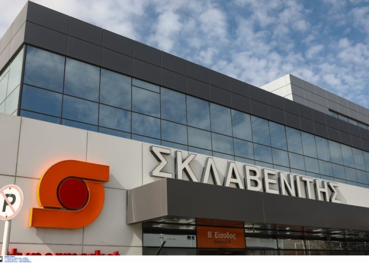 Σκλαβενίτης- Άι Βασίλης! Δίνει από 100 έως 5.000 ευρώ σε πελάτες, χωρίς καν να ψωνίσουν!