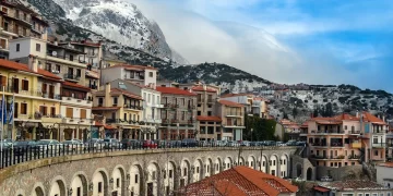 Χριστούγεννα-Πρωτοχρονιά: Ποιοι προορισμοί είναι «φουλ», σε ποιους υπάρχουν ακόμα καταλύματα -Πίνακας με τιμές