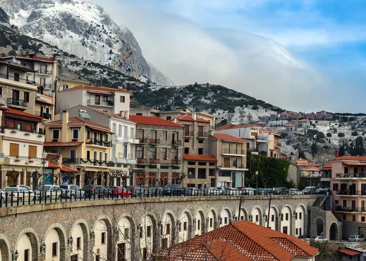 Χριστούγεννα-Πρωτοχρονιά: Ποιοι προορισμοί είναι «φουλ», σε ποιους υπάρχουν ακόμα καταλύματα -Πίνακας με τιμές