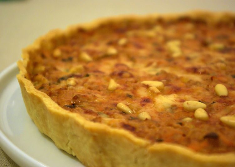 Τάρτα με κιμά, σταφίδα και κουκουνάρι