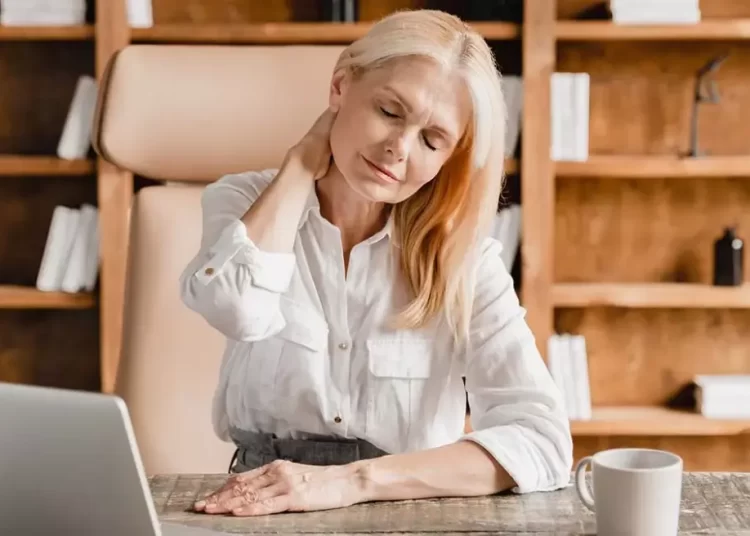 Χρόνιος πόνος: Πόσο χειροτερεύει τον χειμώνα – Πέντε αποτελεσματικές κινήσεις που ανακουφίζουν