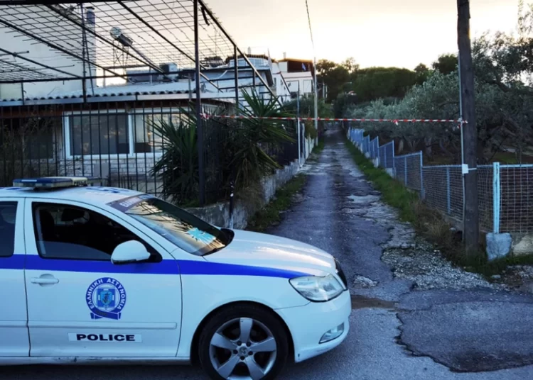 Άγριο έγκλημα στα Καλύβια: «Όλα έγιναν εν βρασμώ ψυχής» είπε στην αστυνομία ο 16χρονος που σκότωσε τον πατέρα του