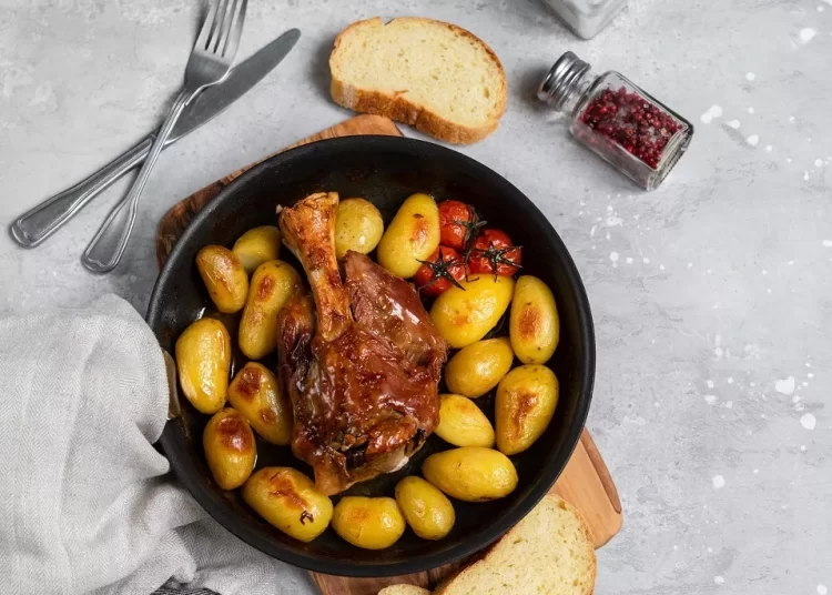 Χοιρινό κότσι: η σωστή τεχνική για το ψήσιμό του βήμα-βήμα (+συνταγή)