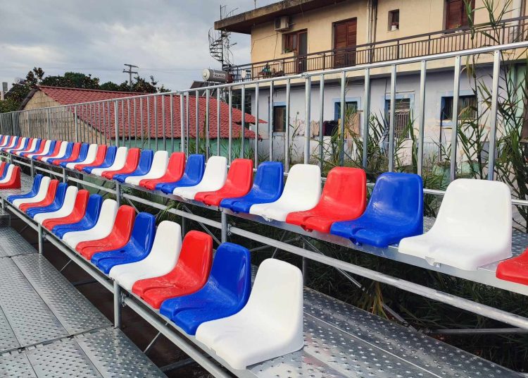 Νέες κερκίδες στα γήπεδα Κουρτεσίου και Μανολάδας