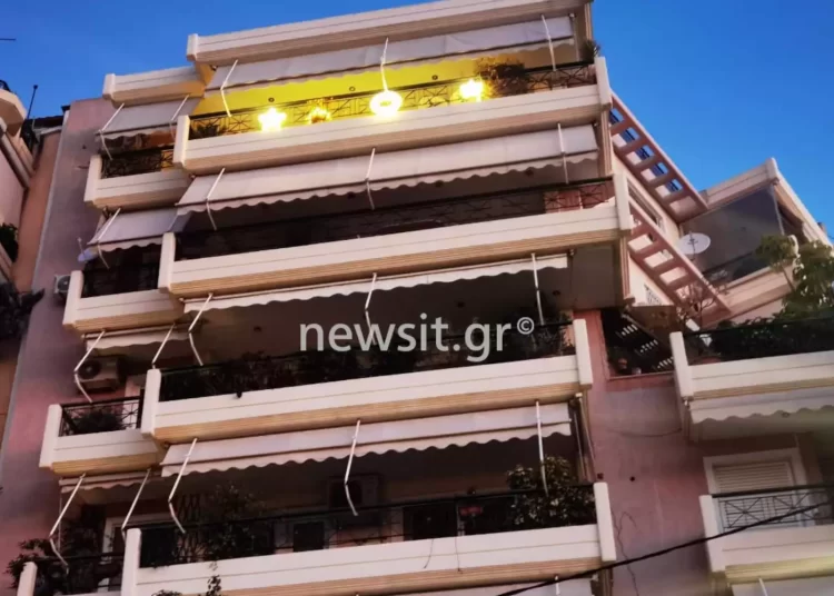 Νέα Σμύρνη: Συνελήφθη ο αδερφός του 16χρονου – Τον κυνήγησε με το ψαλίδι και τον σκότωσε