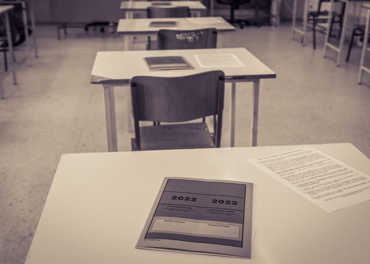 Έλληνες μαθητές: Μειώθηκαν οι επιδόσεις στα μαθήματα-Τι φταίει και δεν διαβάζουν