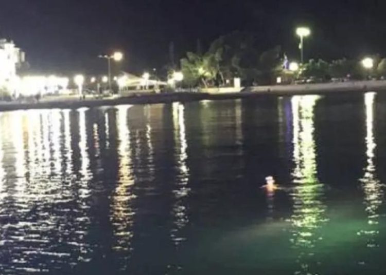 Πύλος: Αυτοκίνητο με δυο επιβάτες έπεσε στο λιμάνι – Προσπάθεια για τη διάσωσή τους