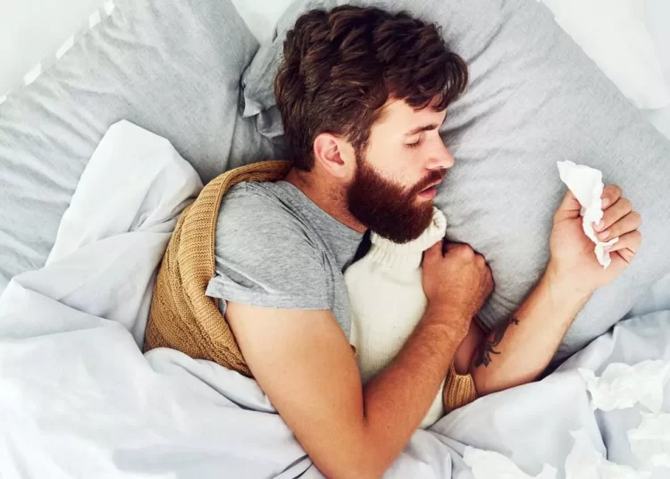 Κρυολόγημα: Προσπαθείτε να κοιμηθείτε με βουλωμένη μύτη; 5 tips για να τα καταφέρετε