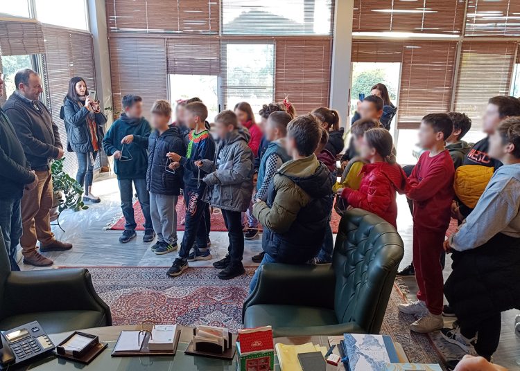 Μαθητές του Δημοτικού Σχολείου Αρχαίας Ολυμπίας έψαλαν τα κάλαντα στο Δημαρχείο