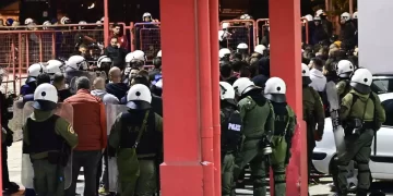 Ρέντη: Διασωληνωμένος στη ΜΕΘ ο 31χρονος αστυνομικός τραυματίστηκε από ναυτική φωτοβολίδα