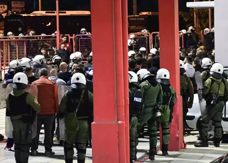 Ρέντη: Διασωληνωμένος στη ΜΕΘ ο 31χρονος αστυνομικός τραυματίστηκε από ναυτική φωτοβολίδα