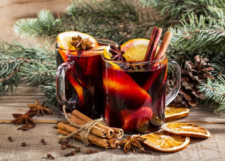 Χριστουγεννιάτικο λικέρ με μήλο και κανέλα