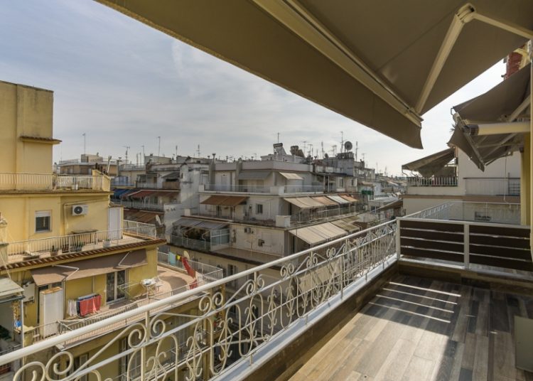 Πάτρα: Μητέρα κλείστηκε έξω στο μπαλκόνι & το μωρό της έμεινε μόνο του στο σπίτι