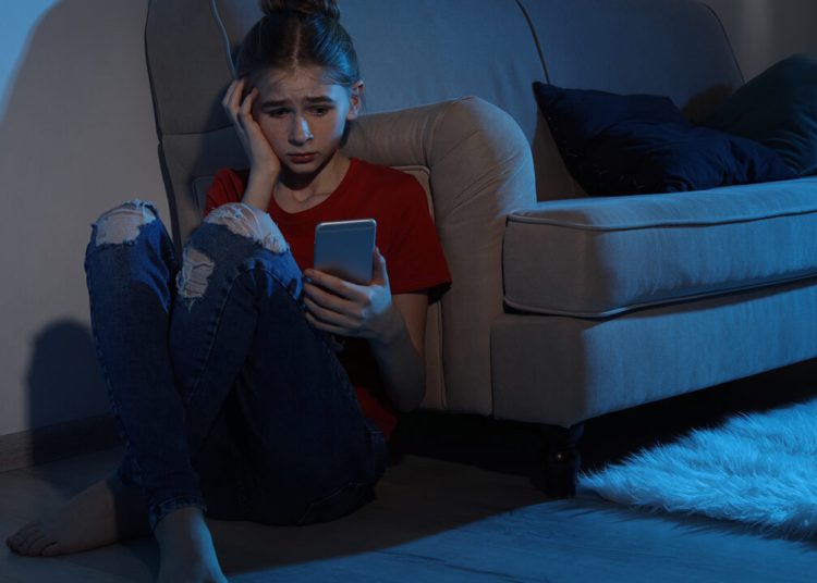 Πως να βοηθήσετε το παιδί σας αν δέχεται ιντερνετική παρενόχληση