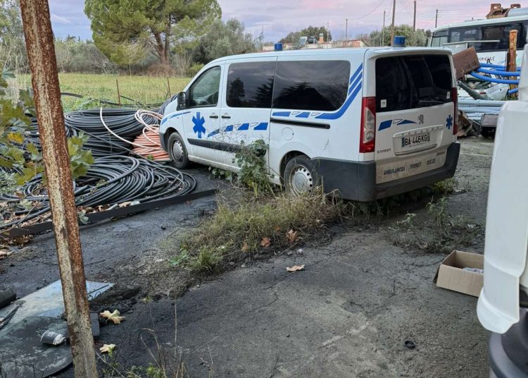 Δήμος Ήλιδας: Καινούργιο ασθενοφόρο σάπιζε επί χρόνια ενώ υπάρχει ανάγκη για τους ασθενείς