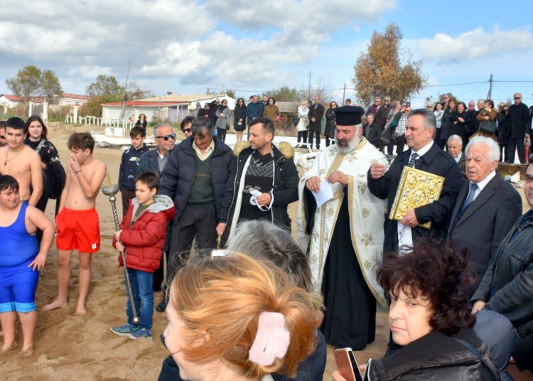 ΣΠΙΑΝΤΖΑ: Αγιασμός των υδάτων με πολύ κόσμο