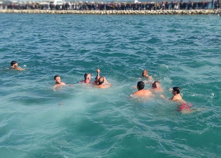 Με λαμπρότητα η τελετή του Αγιασμού των Υδάτων στο Κατάκολο (φωτο)