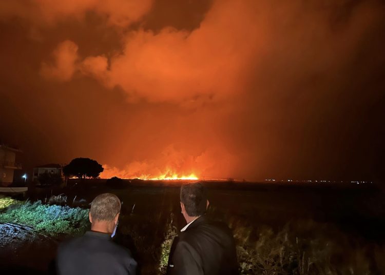 ΚΑΠΕΛΕΤΟ: Μεγάλη φωτιά έσβησε λόγω της βροχής