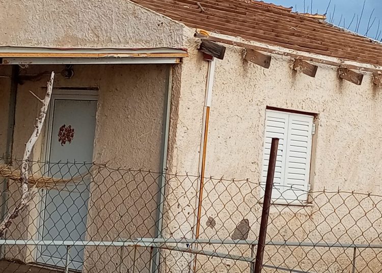 ΠΥΡΓΟΣ: Στέγες σήκωσε ο ανεμοστρόβιλος στην Μούτελη (φωτο)