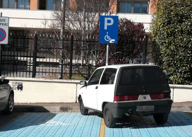 Δ. Ελλάδα: Οι οδηγοί παρεμποδίζουν πεζούς και ΑΜΕΑ-Ανυπάκουοι οι ιδιοκτήτες οχημάτων