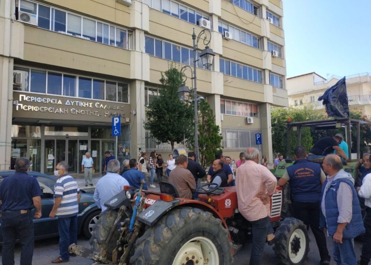 Αγρότες & κτηνοτρόφοι Ηλείας: Πέταξαν γάλα και σανό στην Περιφέρεια-Απειλούν με μεγαλύτερες κινητοποιήσεις