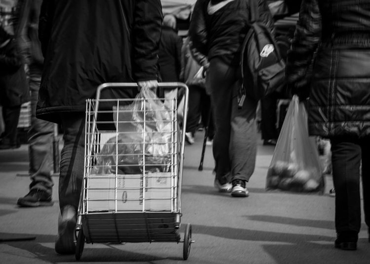 Ελλάδα: Έξι στα δέκα νοικοκυριά δεν βγάζουν το μήνα – Αύξηση μισθών ζητά το 66%