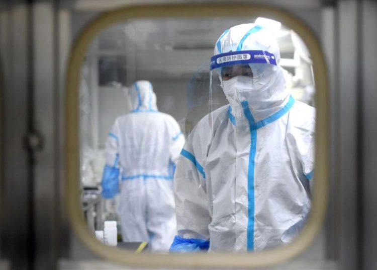 Εκρηκτικό κοκτέιλ ιώσεων: 8 νεκροί από γρίπη και 73 από κορονοϊό