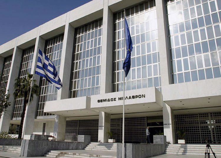 H κατάργηση δώρων στις επικουρικές συντάξεις πάει στο Ειδικό Δικαστήριο