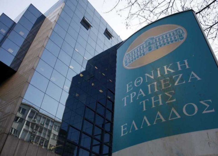 Εθνική Τράπεζα: Οι προκλητικές απολαβές των μεγαλοστελεχών, τα κλειστά καταστήματα και οι μισθοί πείνας δεκάδων εργαζομένων