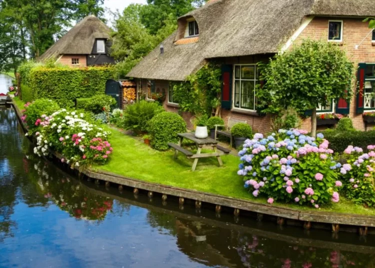 6 μικρές πόλεις που αξίζει να επισκεφτείτε στην Ευρώπη -Αλπικά τοπία, καταρράκτες και κανάλια, σκηνικό ταινίας