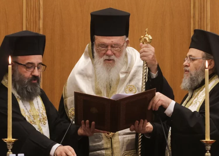 Εκκλησία: Τα «στρατόπεδα» της Ιεραρχίας για τη βάπτιση των παιδιών των ομόφυλων ζευγαριών