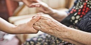 ΖΗΤΕΙΤΑΙ γυναίκα για φροντίδα ηλικιωμένης στον Πύργο